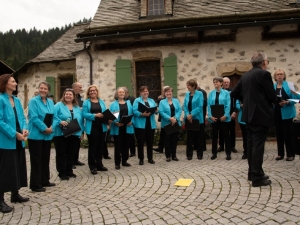 Concert du Choeur mixte l\'Avenir devant le temple de Vers-l\'Eglise