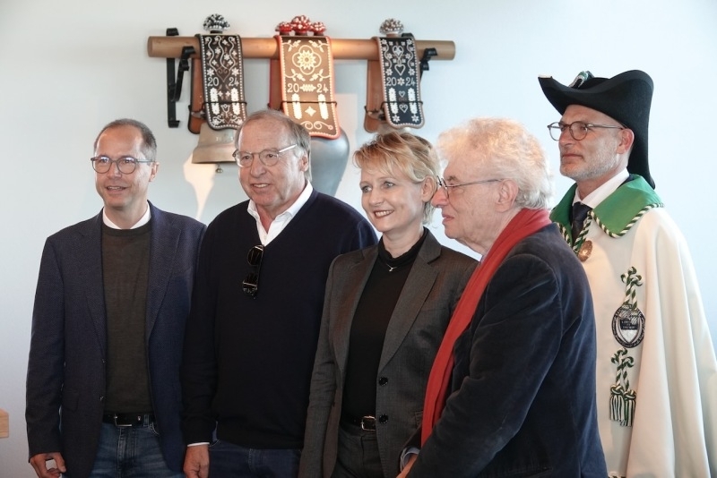 De gauche à droite : Bernhard Tschannen, CEO de Glacier 3000, Marcel Bach, Président de Gstaad 3000 AG, Isabelle Moret, Conseillère d’Etat, Mario Botta, architecte. En arrière-plan, l’huissier de l’Etat de Vaud en apparat