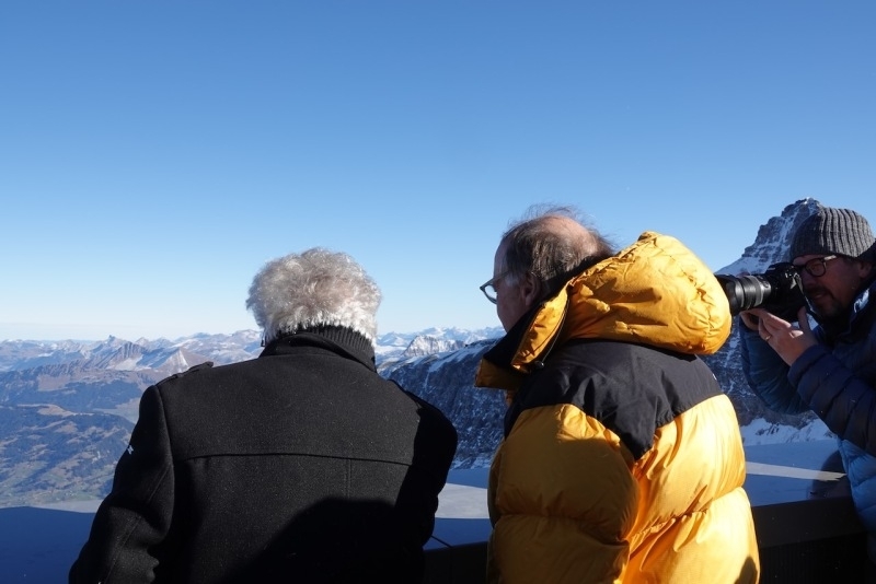 Mario Botta et Marcel Bach regardent en direction de Gstaad