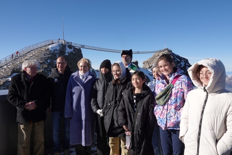 Photo avec les jeunes filles qui accompagnent Isabelle Moret pour l’inauguration qui est aussi la journée Futurs en tous genres