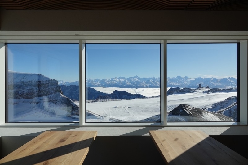 Les baies vitrées sur chaque pan permettent de voir la montagne de tous les côtés