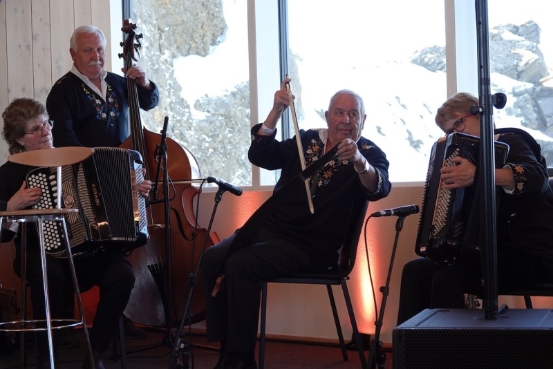 Une scie musicale en intermède avec l’orchestre Bernard Henchoz