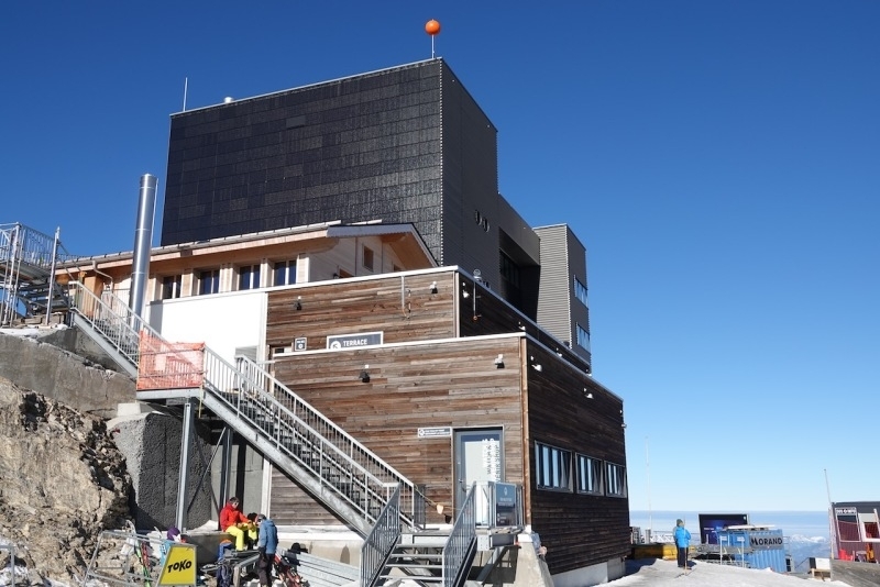 Vue sud du bâtiment avec les panneaux solaires et le carnotzet