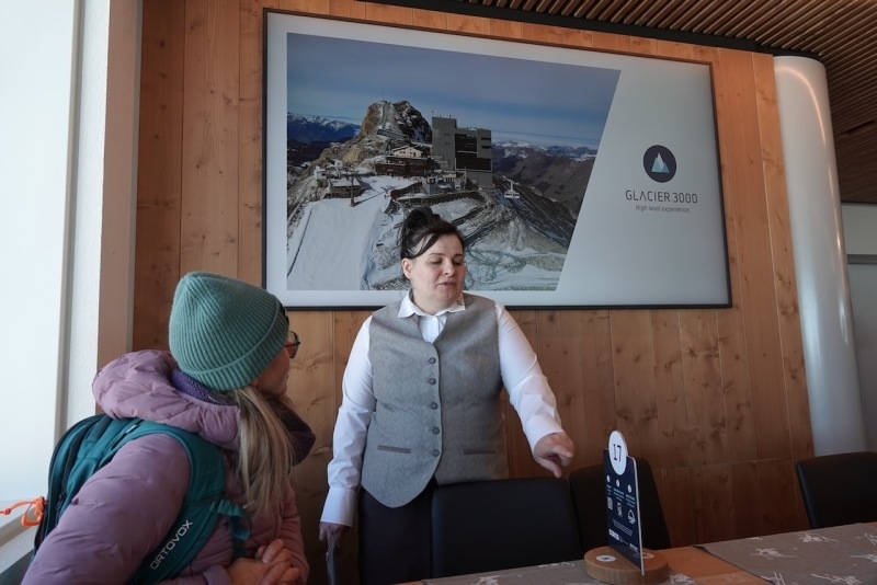 Une serveuse explique comment utiliser les QR codes pour commander et se faire servir à table