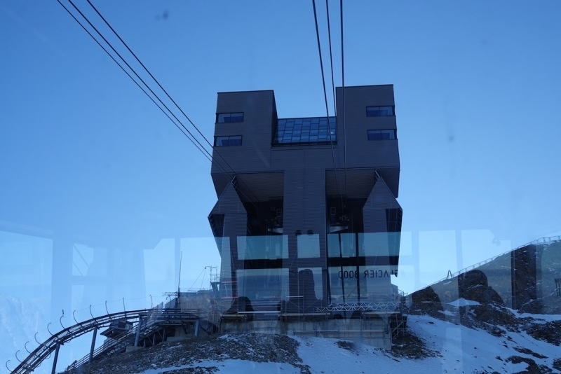 La version revisitée du trident de la station amont avec les terrasses au sommet