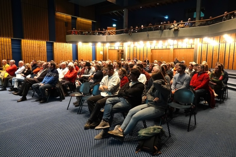 Salle comble pour la séance de présentation