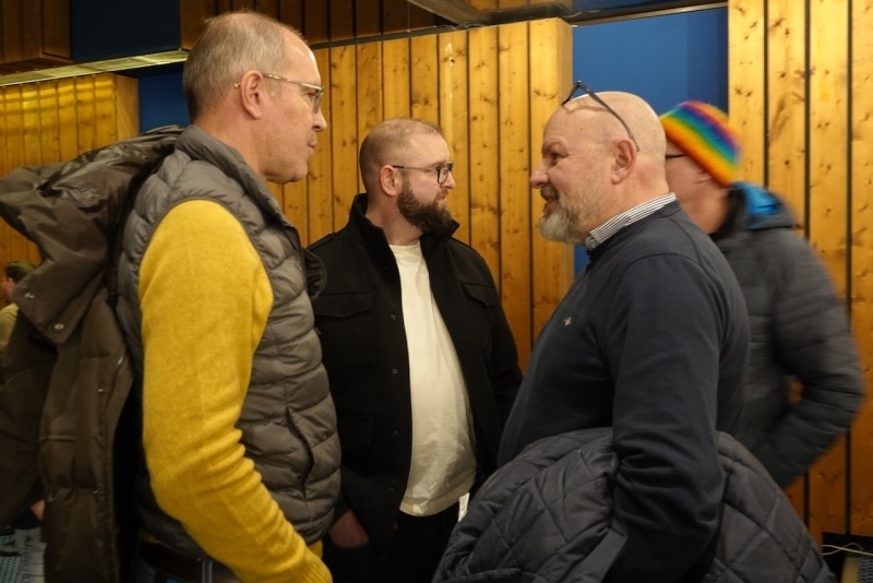 Eric Xiao, membre du Conseil d’administration de la Société Coopérative Diablerets-Isenau 360 en discussion avec les membres du public. DSC06474 : Philippe Pichard et Dario Pernet semblent plutôt de bonne humeur après cette séance !