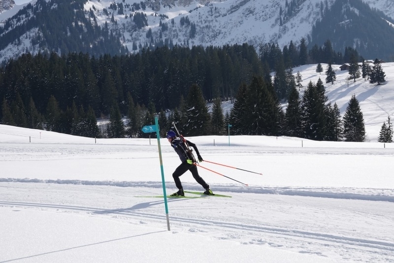 La vitesse fait même pencher les piquets de signalisation de skis !