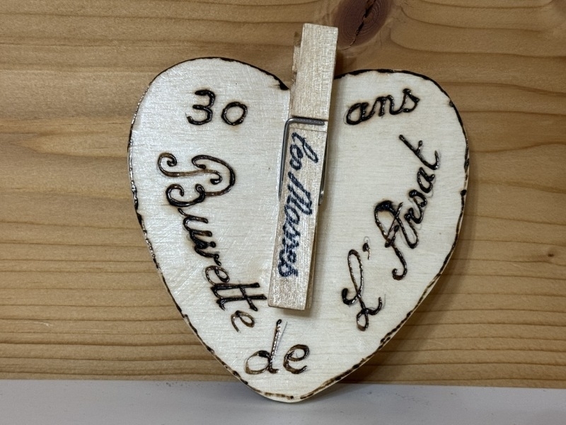 30 ans de buvette, ça se fête. Pince pour les additions gravée par Christian Mermod