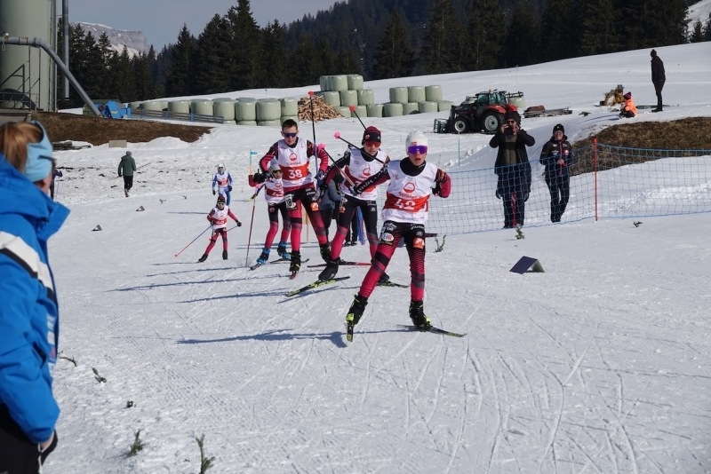 les jeunes de Bois-d’Amont arrivent groupés au pas de tir