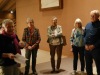 Les descendants de Charles Reymond-Gunthert écoutent Geneviève Bille, raconter ses recherches sur l’artiste veveysan de la famille.
