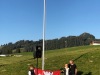 Le drapeau est hissé et flotte.