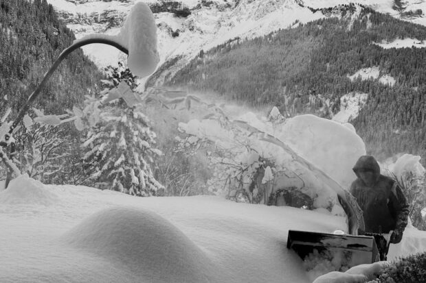 Fraiseuse devant le chalet