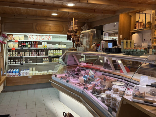 la charcuterie a aussi bonne place dans l’assortiment ainsi que la sauce à salade