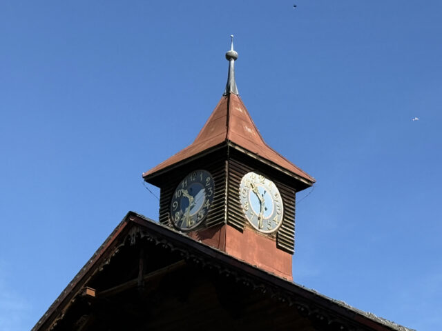 Dorure des chiffres de l’horloge du collège des Diablerets L’entreprise Stephan Vouillamoz fête ses 40 ans !