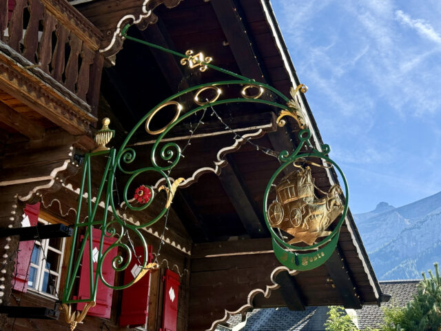 Dorure de l’enseigne de l’auberge de La Poste aux Diablerets L’entreprise Stephan Vouillamoz fête ses 40 ans !